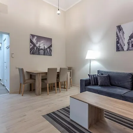 Goldcentral Akacfa Apartmán *