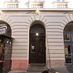 Goldcentral Akacfa-next To Mazel Tov-brilliant Location Budapešť