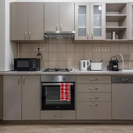 Goldcentral Akacfa-next To Mazel Tov-brilliant Location Apartment Budapest