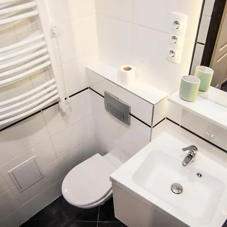 Goldcentral Akacfa-next To Mazel Tov-brilliant Location Budapest