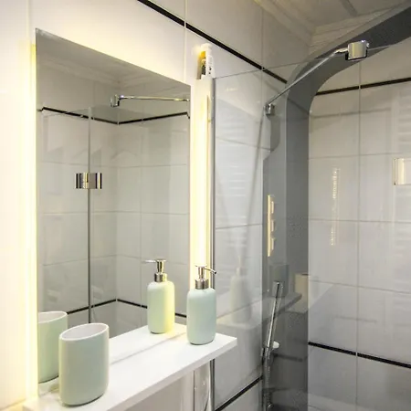Apartment Goldcentral Akacfa-next To Mazel Tov-brilliant Location Budapest