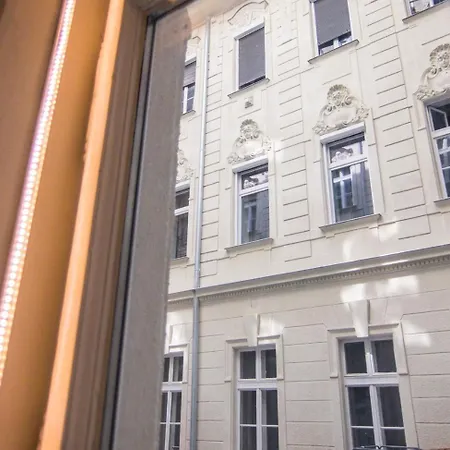 公寓 Goldcentral Akacfa-next To Mazel Tov-brilliant Location *