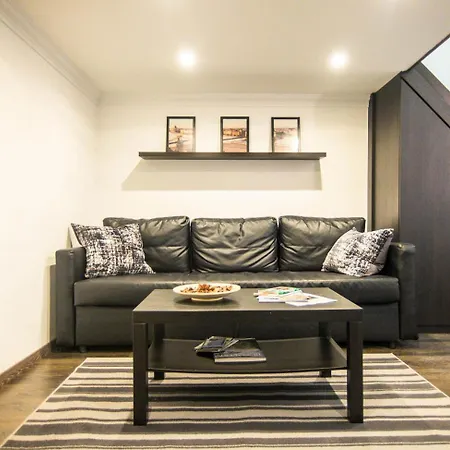 Goldcentral Akacfa Apartment