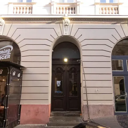Goldcentral Akacfa-next To Mazel Tov-brilliant Location Budapest