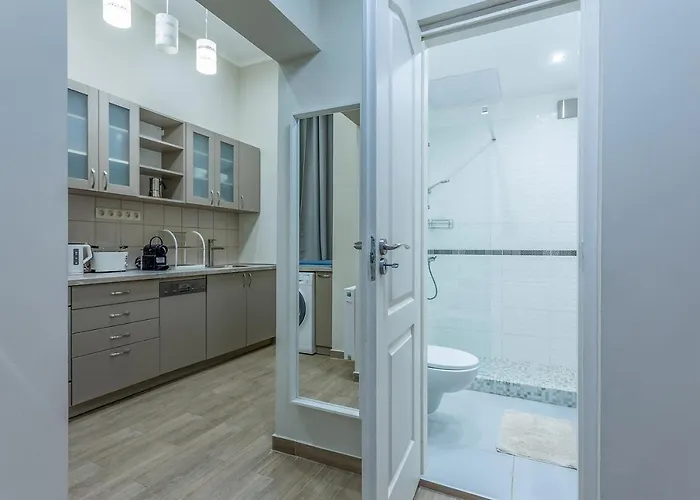 Goldcentral Akacfa-next To Mazel Tov-brilliant Location 布达佩斯