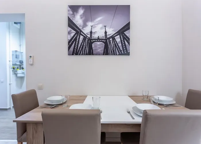 公寓 Goldcentral Akacfa-next To Mazel Tov-brilliant Location *