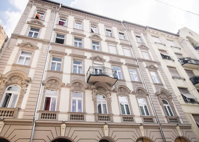 Goldcentral Akacfa-next To Mazel Tov-brilliant Location 布达佩斯