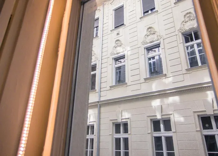 公寓 Goldcentral Akacfa-next To Mazel Tov-brilliant Location *