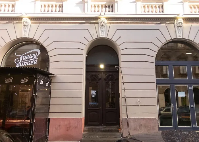 Goldcentral Akacfa-next To Mazel Tov-brilliant Location 布达佩斯