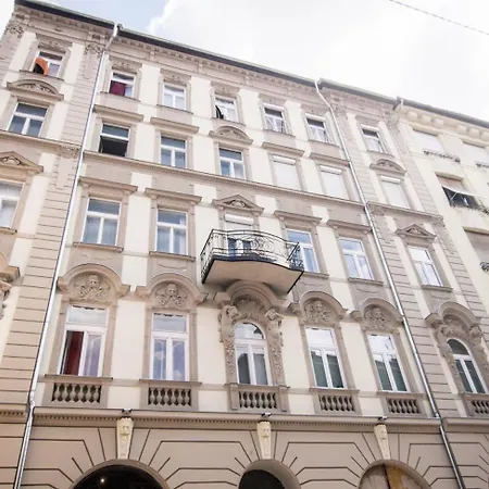 Goldcentral Akacfa-next To Mazel Tov-brilliant Location Budapeste
